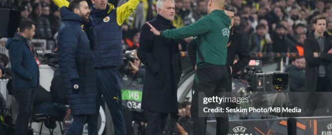 Caos sugli spalti: Anderlecht-Fenerbahçe interrotta dopo 7 minuti