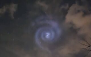 Spirale luminosa nei cieli italiani: il fenomeno spiegato