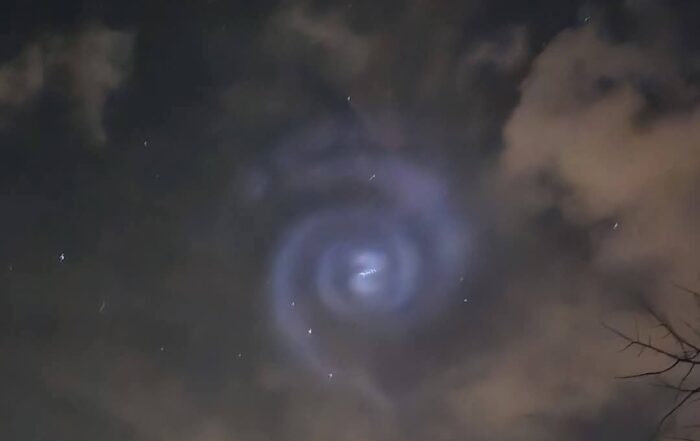 Spirale luminosa nei cieli italiani: il fenomeno spiegato