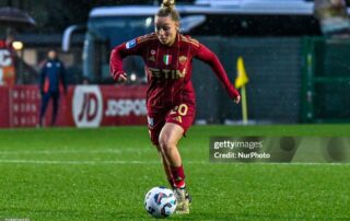 Giada Greggi, nata a Roma il 18 febbraio 2000, è una delle figure di spicco del calcio femminile italiano. Centrocampista della AS Roma e della nazionale italiana, ha dimostrato una crescita costante e una dedizione ineguagliabile al gioco. Carriera e Statistiche Greggi ha iniziato la sua carriera con la RES Roma, debuttando in Serie A nella stagione 2014-2015 all'età di appena 14 anni. Con la riorganizzazione del club nel 2018, è passata alla neonata AS Roma Femminile, diventando una pedina fondamentale del centrocampo giallorosso.