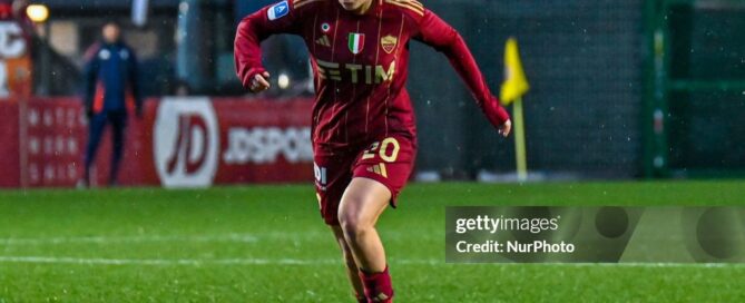 Giada Greggi, nata a Roma il 18 febbraio 2000, è una delle figure di spicco del calcio femminile italiano. Centrocampista della AS Roma e della nazionale italiana, ha dimostrato una crescita costante e una dedizione ineguagliabile al gioco. Carriera e Statistiche Greggi ha iniziato la sua carriera con la RES Roma, debuttando in Serie A nella stagione 2014-2015 all'età di appena 14 anni. Con la riorganizzazione del club nel 2018, è passata alla neonata AS Roma Femminile, diventando una pedina fondamentale del centrocampo giallorosso.