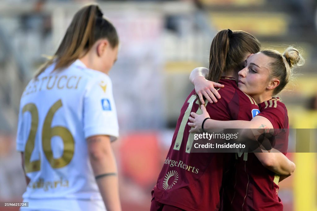 Giada Greggi, nata a Roma il 18 febbraio 2000, è una delle figure di spicco del calcio femminile italiano. Centrocampista della AS Roma e della nazionale italiana, ha dimostrato una crescita costante e una dedizione ineguagliabile al gioco. Carriera e Statistiche Greggi ha iniziato la sua carriera con la RES Roma, debuttando in Serie A nella stagione 2014-2015 all'età di appena 14 anni. Con la riorganizzazione del club nel 2018, è passata alla neonata AS Roma Femminile, diventando una pedina fondamentale del centrocampo giallorosso.