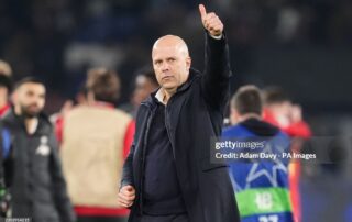 PSG-Liverpool 0-1: La beffa di Elliott punisce l'assedio parigino Lo abbiamo detto altre volte citando Pardo: il calcio è imprevedibile. Lo abbiamo detto altre volte citando Max Pezzali: se non segni, subisci. "Il calcio è semplice" direbbe Max Allegri. E così, anche questa volta, il destino punisce i forti che non riescono a essere abbastanza resistenti per realizzare il proprio scopo, segnato nelle stelle. Ma le stelle del Liverpool si ribellano, dimenandosi con poco sforzo e raggiungendo il massimo risultato possibile. Luis Enrique imbriglia Slott, che viene salvato da un Alisson in versione supereroe e punto solo per finta, con un fuorigioco beffardo di tacco, da uno Kvara ispirato con la sua specialità della casa in stile Del Piero, ma è Elliott a firmare la beffa finale.