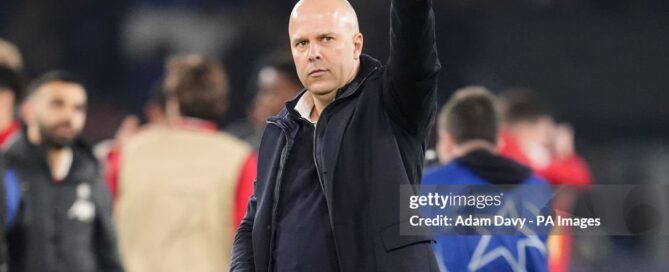 PSG-Liverpool 0-1: La beffa di Elliott punisce l'assedio parigino Lo abbiamo detto altre volte citando Pardo: il calcio è imprevedibile. Lo abbiamo detto altre volte citando Max Pezzali: se non segni, subisci. "Il calcio è semplice" direbbe Max Allegri. E così, anche questa volta, il destino punisce i forti che non riescono a essere abbastanza resistenti per realizzare il proprio scopo, segnato nelle stelle. Ma le stelle del Liverpool si ribellano, dimenandosi con poco sforzo e raggiungendo il massimo risultato possibile. Luis Enrique imbriglia Slott, che viene salvato da un Alisson in versione supereroe e punto solo per finta, con un fuorigioco beffardo di tacco, da uno Kvara ispirato con la sua specialità della casa in stile Del Piero, ma è Elliott a firmare la beffa finale.