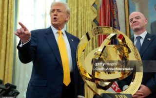 Recentemente, il presidente degli Stati Uniti, Donald Trump, ha accolto nello Studio Ovale il presidente della FIFA, Gianni Infantino, definendolo nientemeno che "il re del calcio". Durante l'incontro, Infantino ha presentato a Trump il trofeo del Mondiale per Club, un torneo che prevede un montepremi totale di un miliardo di dollari.