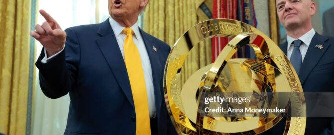 Recentemente, il presidente degli Stati Uniti, Donald Trump, ha accolto nello Studio Ovale il presidente della FIFA, Gianni Infantino, definendolo nientemeno che "il re del calcio". Durante l'incontro, Infantino ha presentato a Trump il trofeo del Mondiale per Club, un torneo che prevede un montepremi totale di un miliardo di dollari.