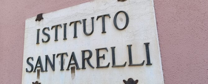Tracce di storia tra sobrietà architettonica e vocazione collettiva Passeggiando per le vie dei nostri centri storici, spesso incontriamo edifici che sembrano "semplici", silenziosi testimoni del tempo. Ma dietro quelle facciate lineari, quelle finestre ordinate e quei portoni ad arco, si cela un mondo di storie, di stili e di funzioni mutate nel corso dei secoli. È questo il caso dell’edificio che oggi ospita il Consorzio di Solidarietà Sociale: una struttura che, pur priva di apparati decorativi vistosi, racchiude in sé molte tracce di un passato affascinante.